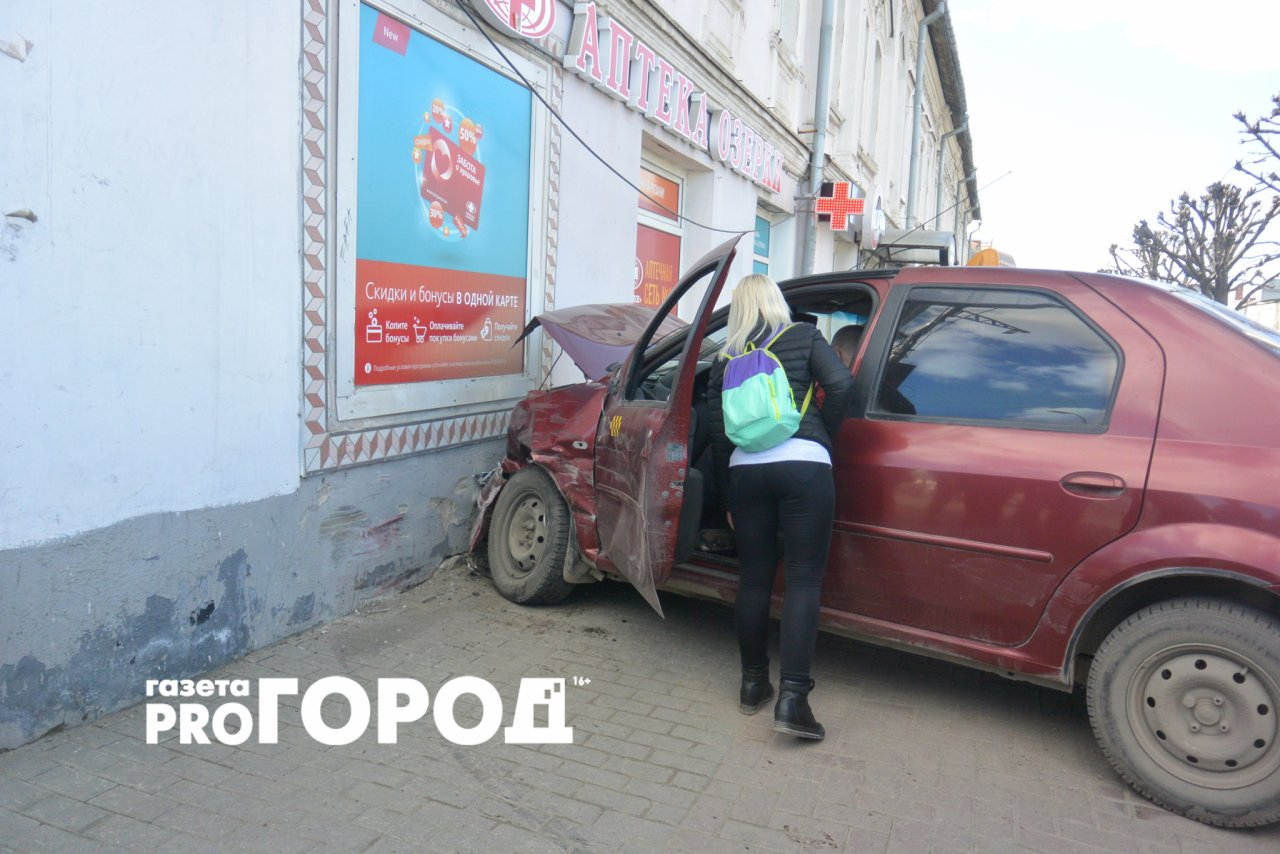 На площади Ленина произошла серьёзная авария - водитель такси врезался в жилой дом