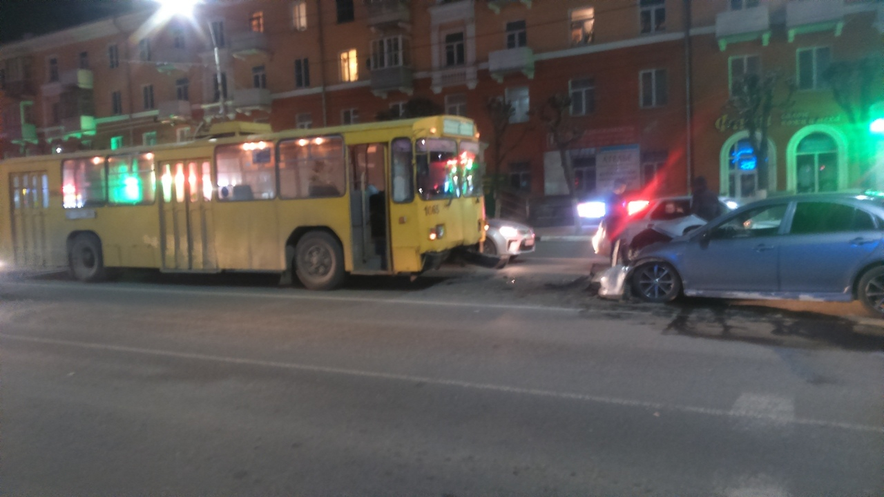 На Первомайском проспекте Mazda врезалась в троллейбус
