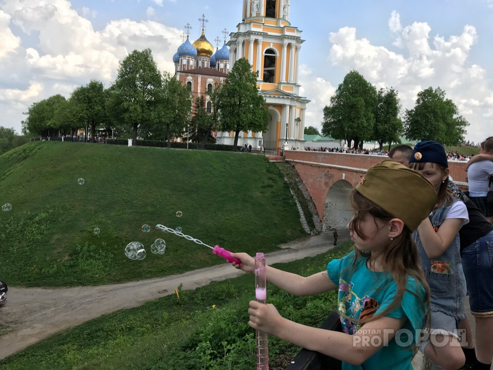 Народные гуляния, военная реконструкция и праздничный концерт: как отметили 9 мая в Кремлёвском сквере