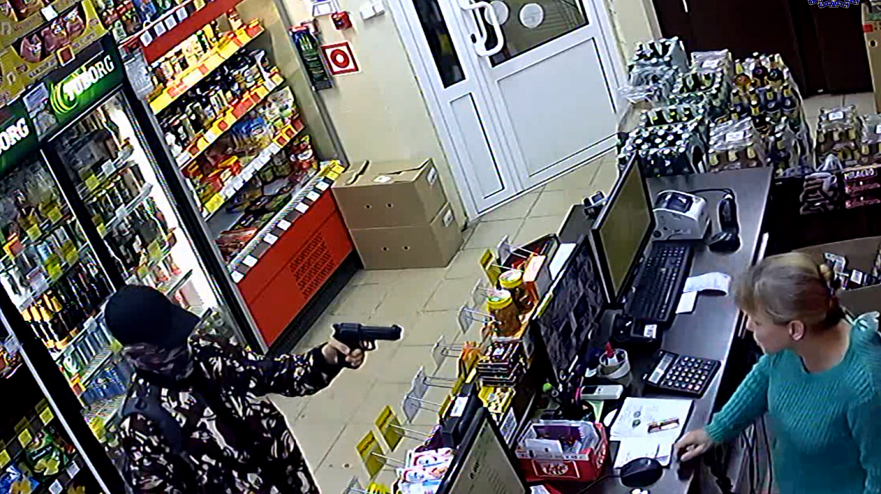 Подросток с пистолетом напал на магазин в Рыбном