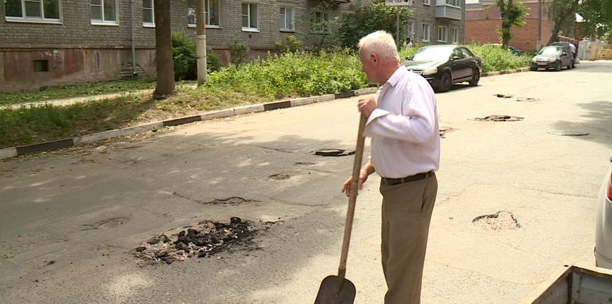 В Рязани католический священник заделывает ямы на дороге
