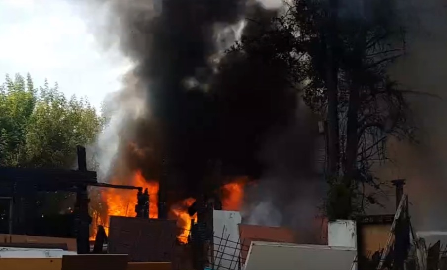 В Приокском горит частный дом. Видео