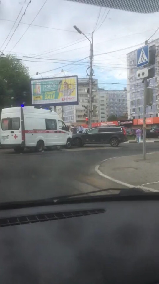 ДТП на улице Есенина попало на видео