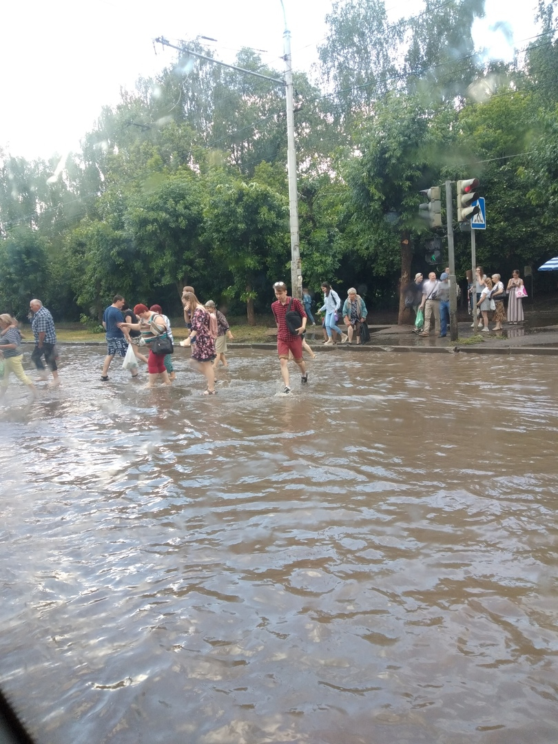 Потоп в Канищеве: после ливня в Рязани затопило Интернациональную улицу