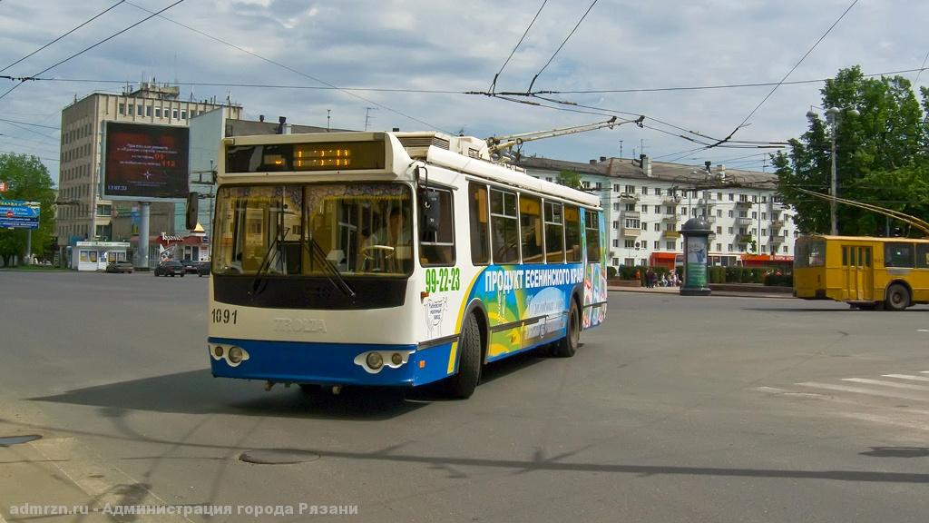 В Рязани изменилось движение троллейбусов: в центре города на провода упал столб