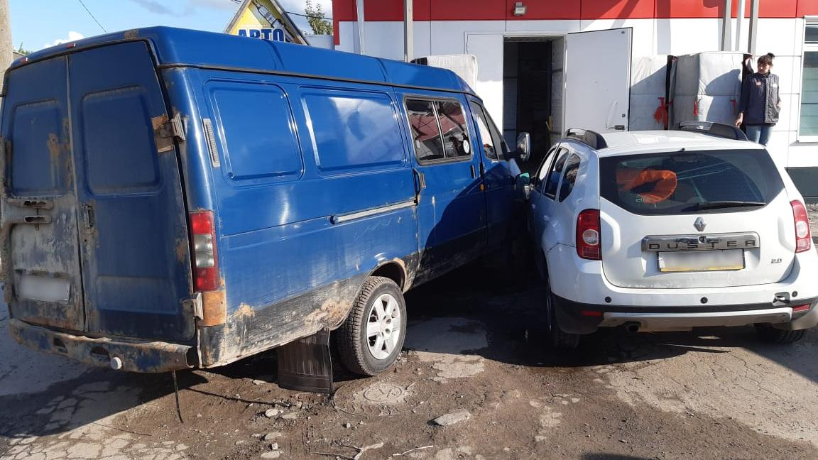 «Отключившийся» водитель «Газели» врезался в Renault Duster