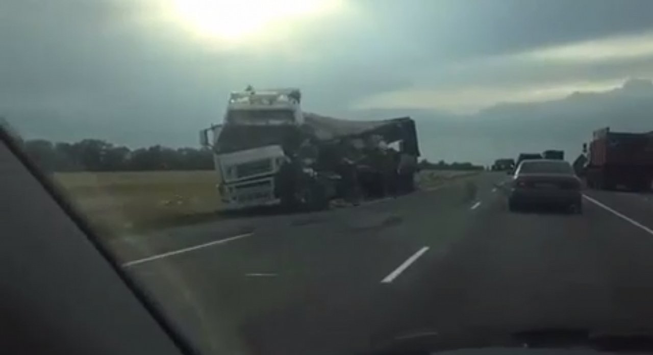 Видео: на трассе М5 столкнулись два грузовика