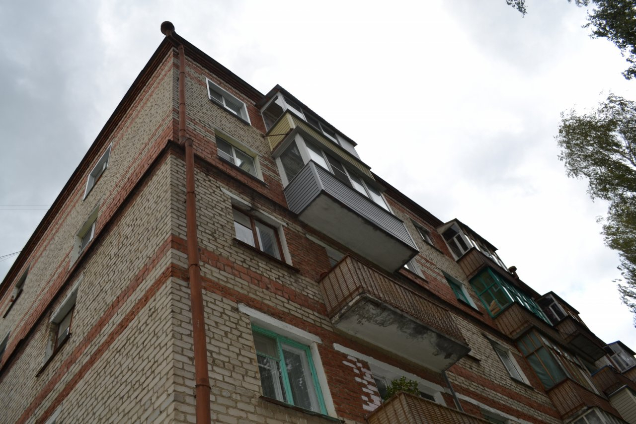 В Рязани из окна многоэтажного дома выпала женщина