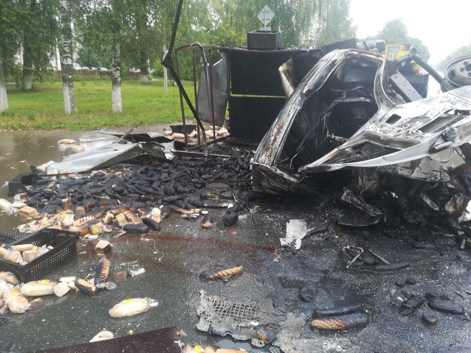 Серьезное ДТП в Захарове -  ГАЗель с хлебом столкнулась с фурой и сгорела