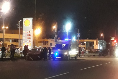 СМИ: около ТРЦ "Круиз" произошла авария - столкнулись две иномарки