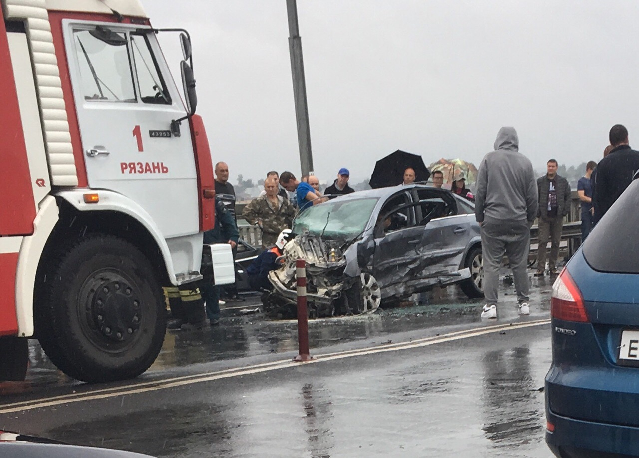 На Солотчинском мосту произошло серьезное ДТП: столкнулись 5 автомобилей, есть пострадавшие