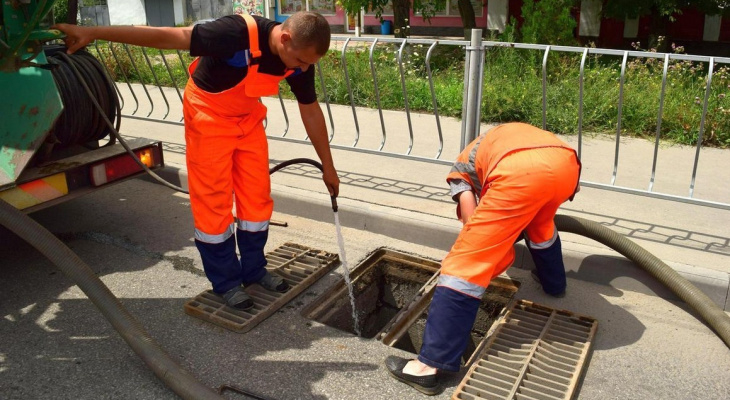 Рязанские коммунальщики чистят ливневки города