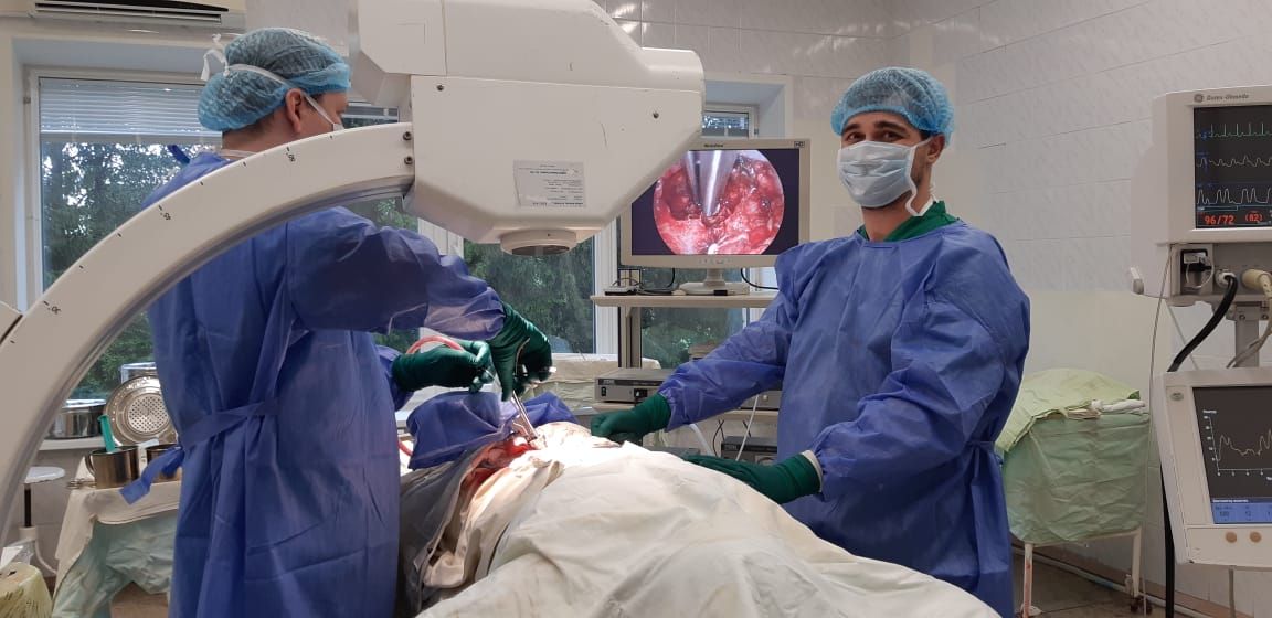 Рязанский нейрохирург провел мастер-класс по оперированию позвоночника
