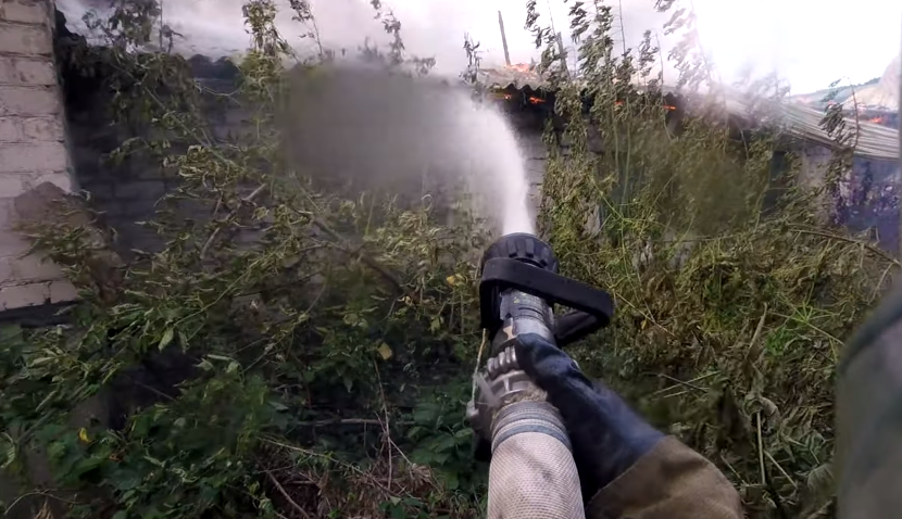 Как рязанские пожарные тушили пилораму: видео от первого лица