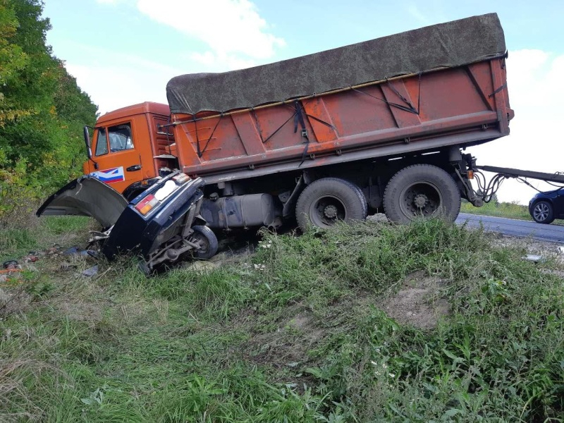 Подробности аварии в Ряжске: водитель "семерки" не справился с управлением и заехал под "КАМАЗ"
