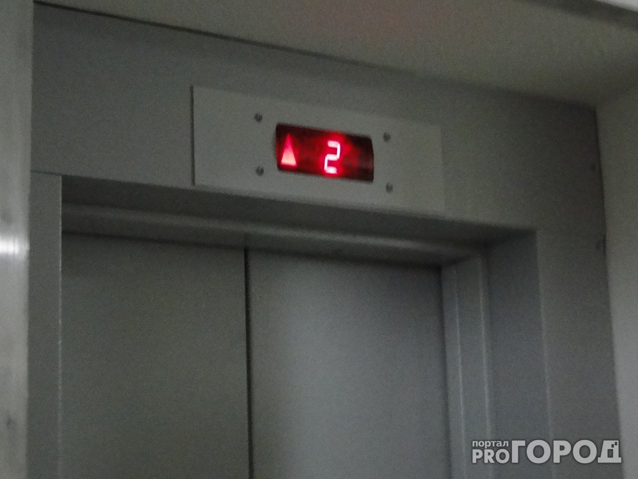 "Ежедневно в нём застревают люди": рязанец пожаловался на ужасающее состояние лифта