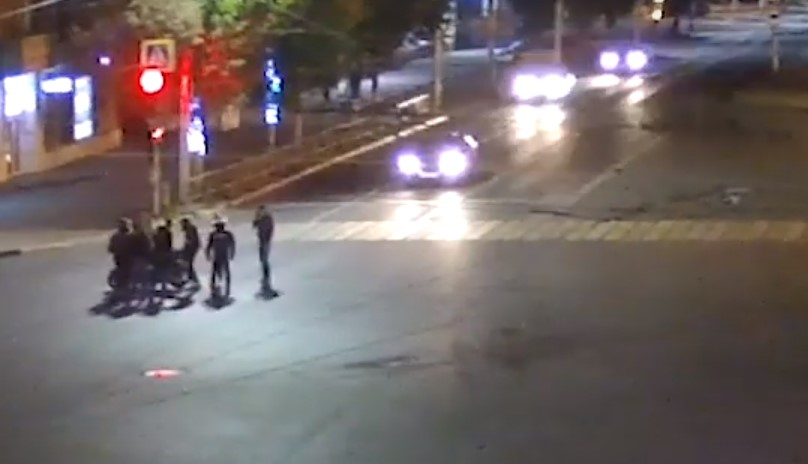 Видео: на Театральной столкнулись внедорожник и мотоцикл