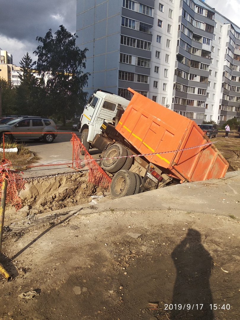 Рязанец заснял на видео провалившийся в яму "КАМАЗ" с песком