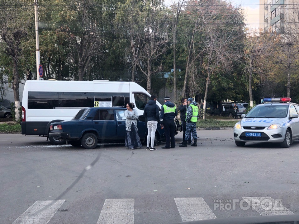Очевидцы: на улице Крупской столкнулись маршрутка №42 и "семерка"
