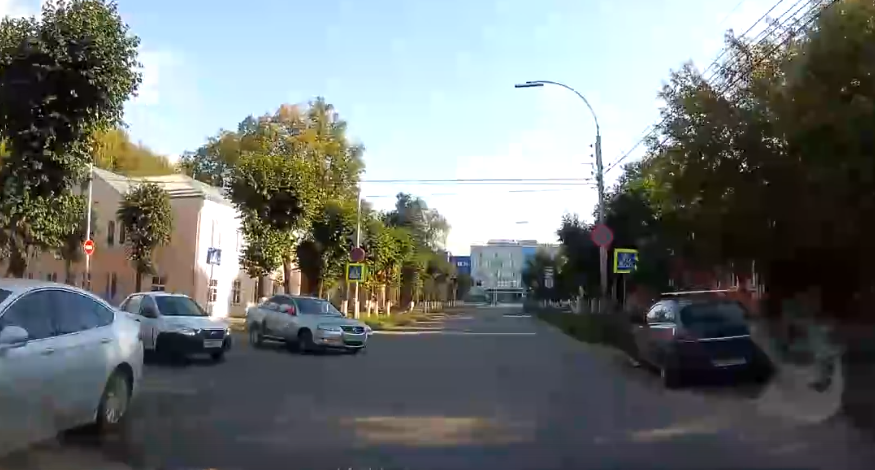 Видео: в центре Рязани водитель чудом избежал лобового столкновения