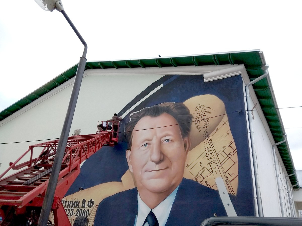 На фасаде касимовского ДК в граффити увековечили Владимира Уткина