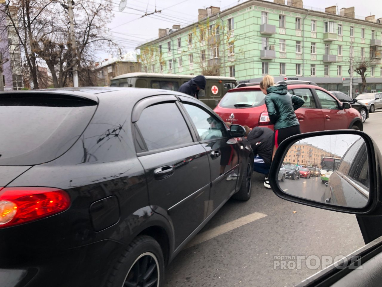 Первомайский проспект встал: на дороге произошло сразу две аварии
