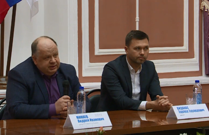Ректор РГУ Андрей Минаев в прямом эфире отвечает на вопросы