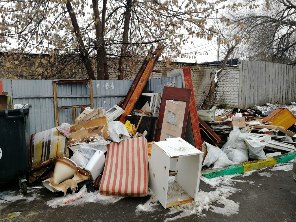 "Мусор вывезут, когда елки станут выкидывать" - жители Гагарина пожаловались на свалку
