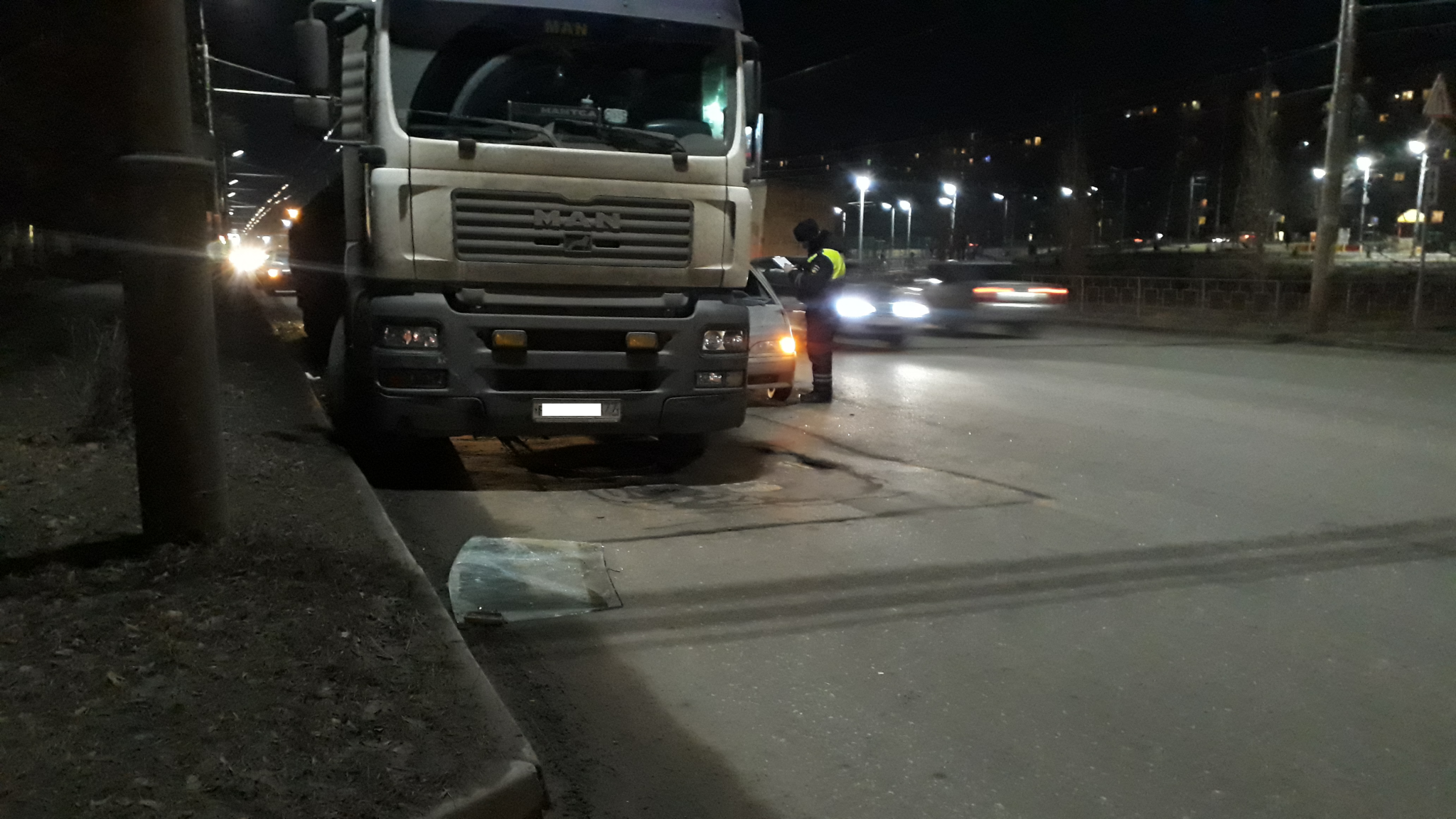 В Дашково-Песочне столкнулись грузовик и легковушка: на месте работает полиция