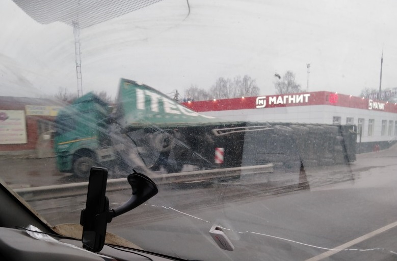 В Путятине возле Магнита перевернулся грузовик