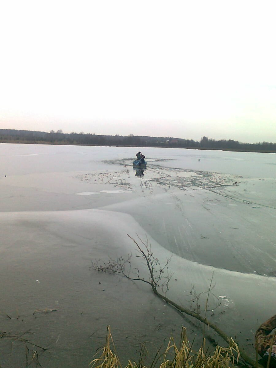Рязанец провалился под лед на Оке, но мужчину успели спасти