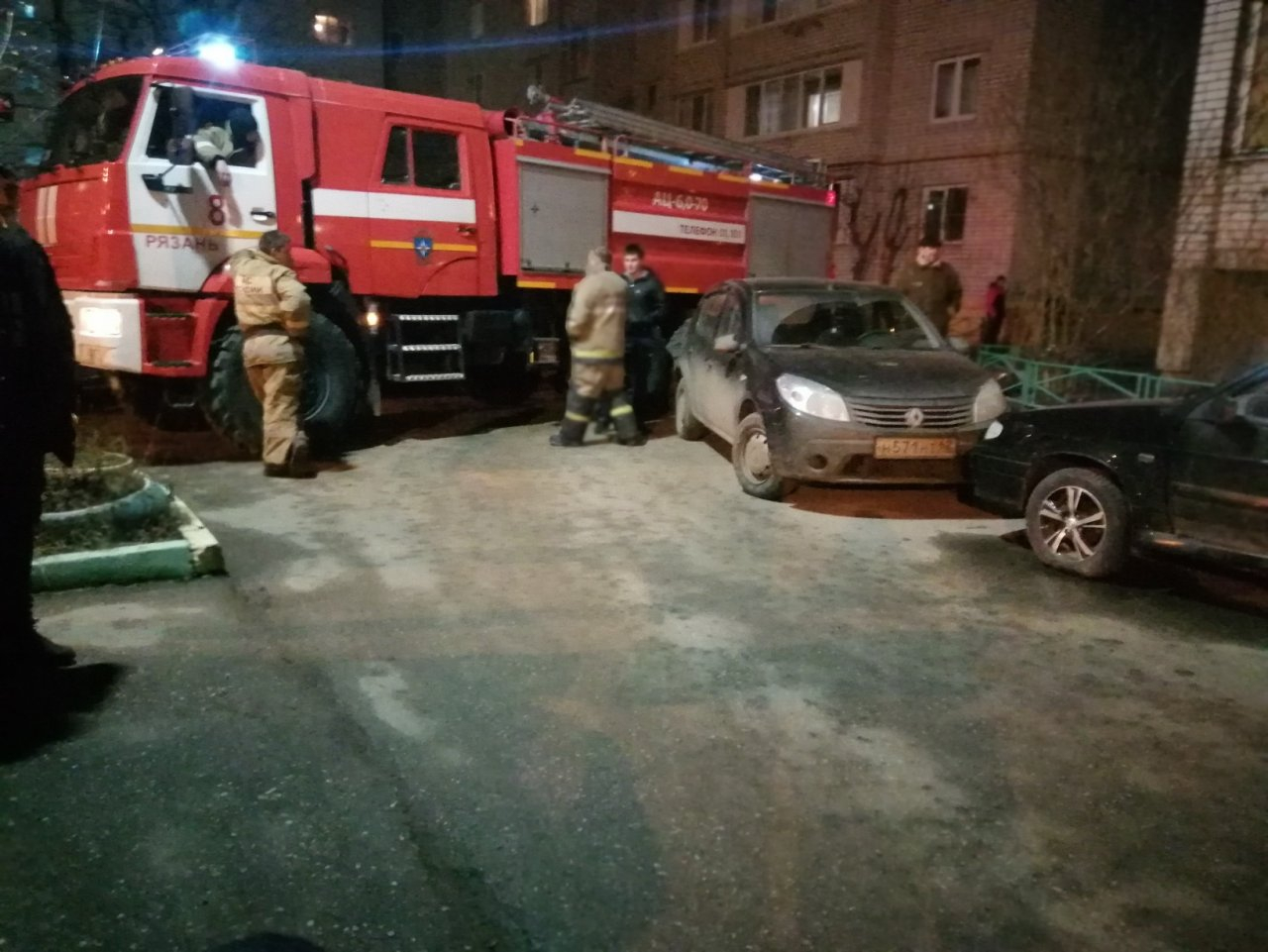 В Рязани пожарные не смогли проехать из-за припаркованных машин