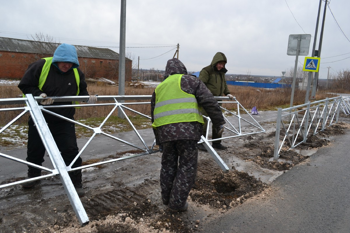 На опасном участке трассы в Путятине ставят дорожное ограждение