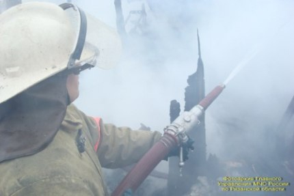 В Рязани загорелся жилой дом: в пожаре пострадала маленькая девочка