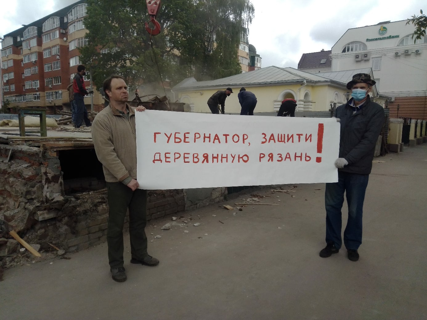 Деревянная Рязань: активисты устроили пикет против сноса старинного дома