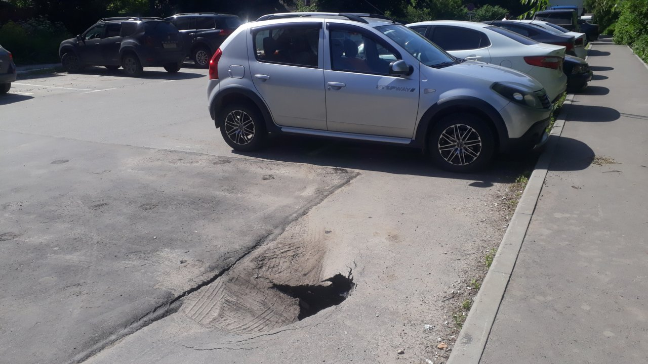 На Полевой провалился асфальт: водители, не угодите колесом в яму