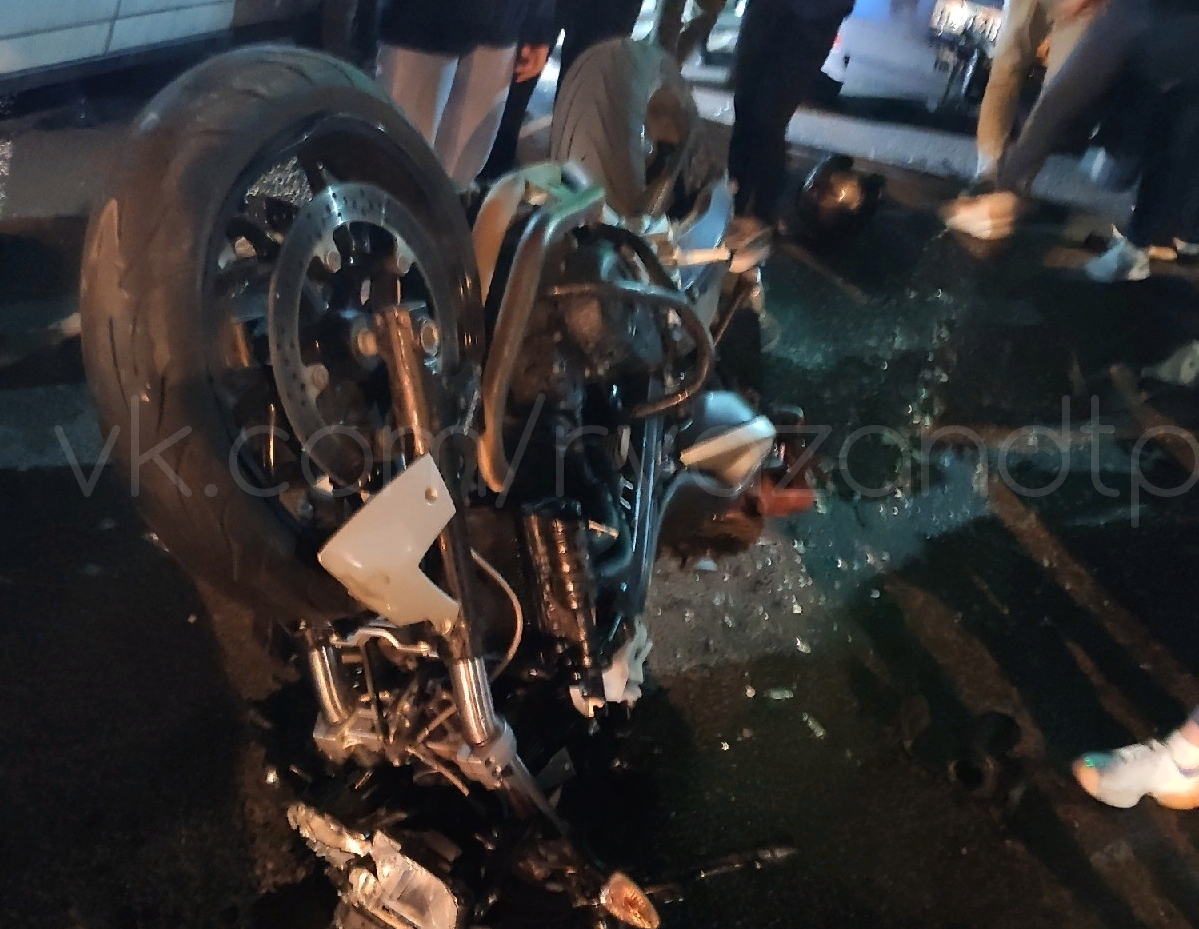 Перелетел через машину: на Московском шоссе мотоциклист врезался в автомобиль