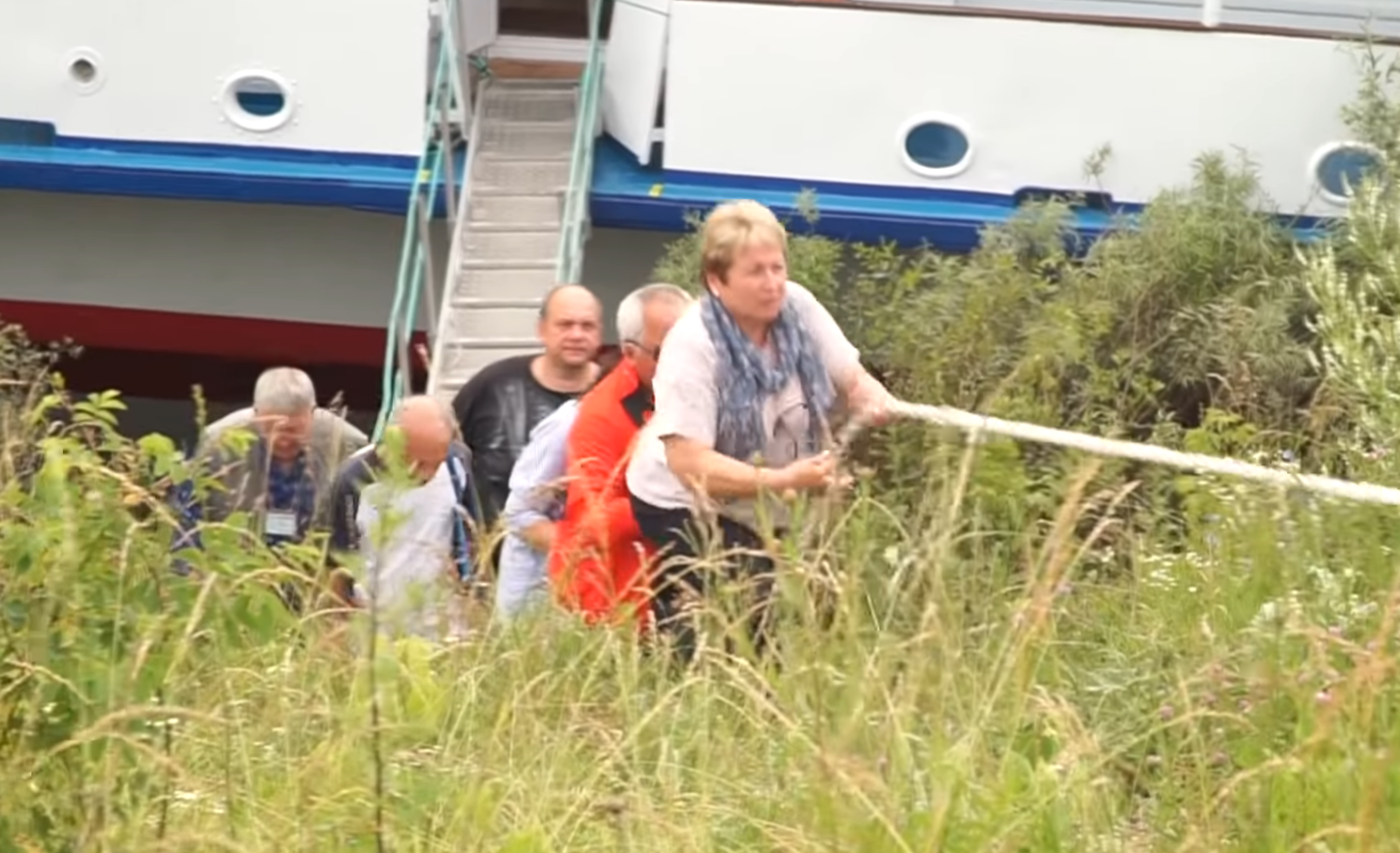 Хлебосольная встреча: туристам, приплывшим в Касимов на теплоходе, пришлось подниматься в город по канату
