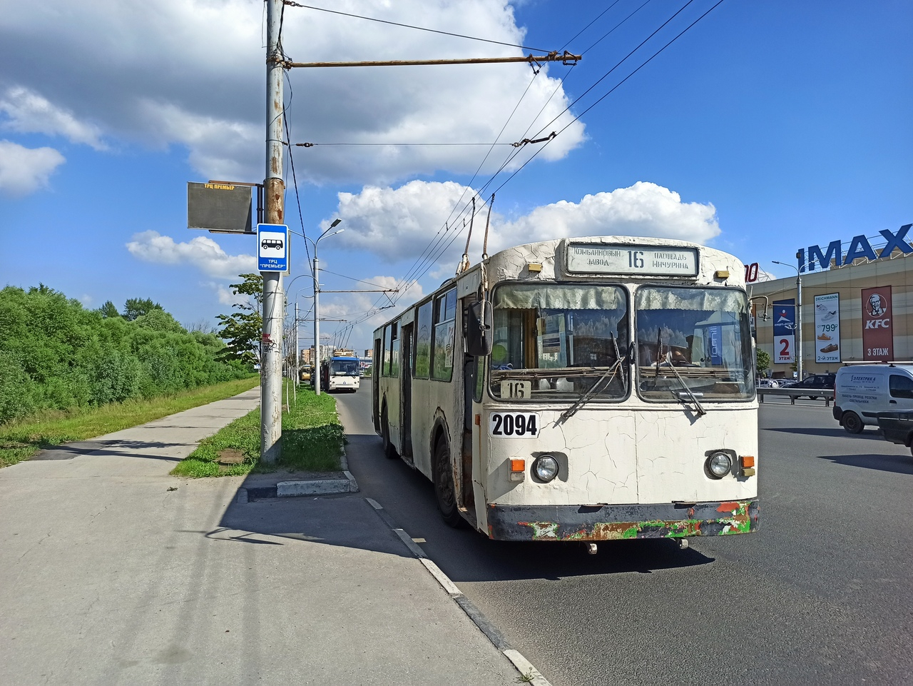 Обрыв сети: на Московском шоссе встали троллейбусы