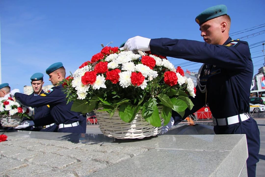 Почтили память: на Площади победы состоялась церемония возложения цветов в честь 75-летия Второй мировой войны