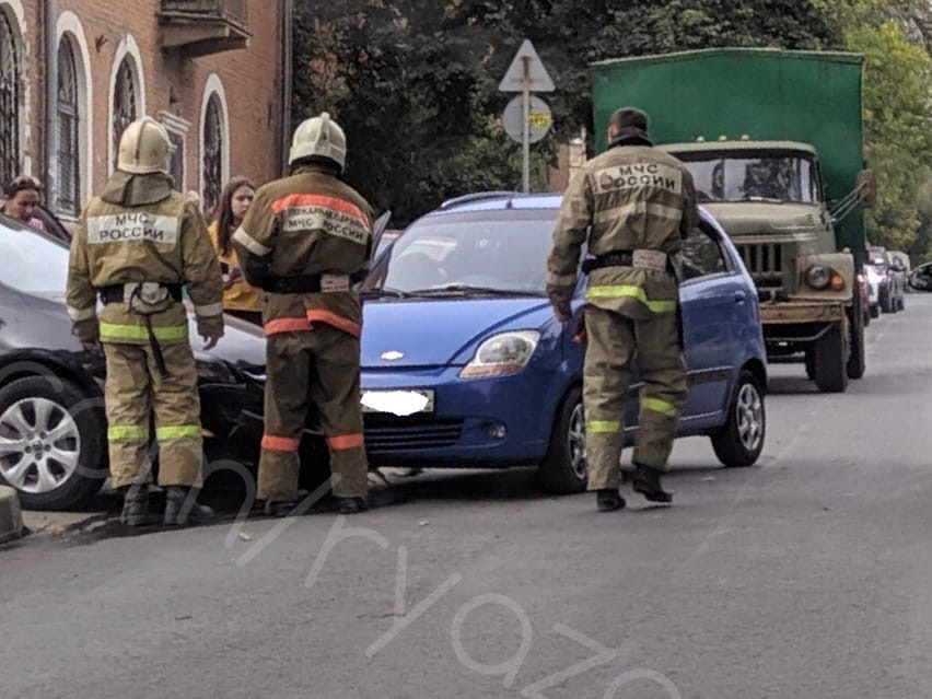 На месте работают спасатели МЧС: на Братиславской столкнулись два автомобиля
