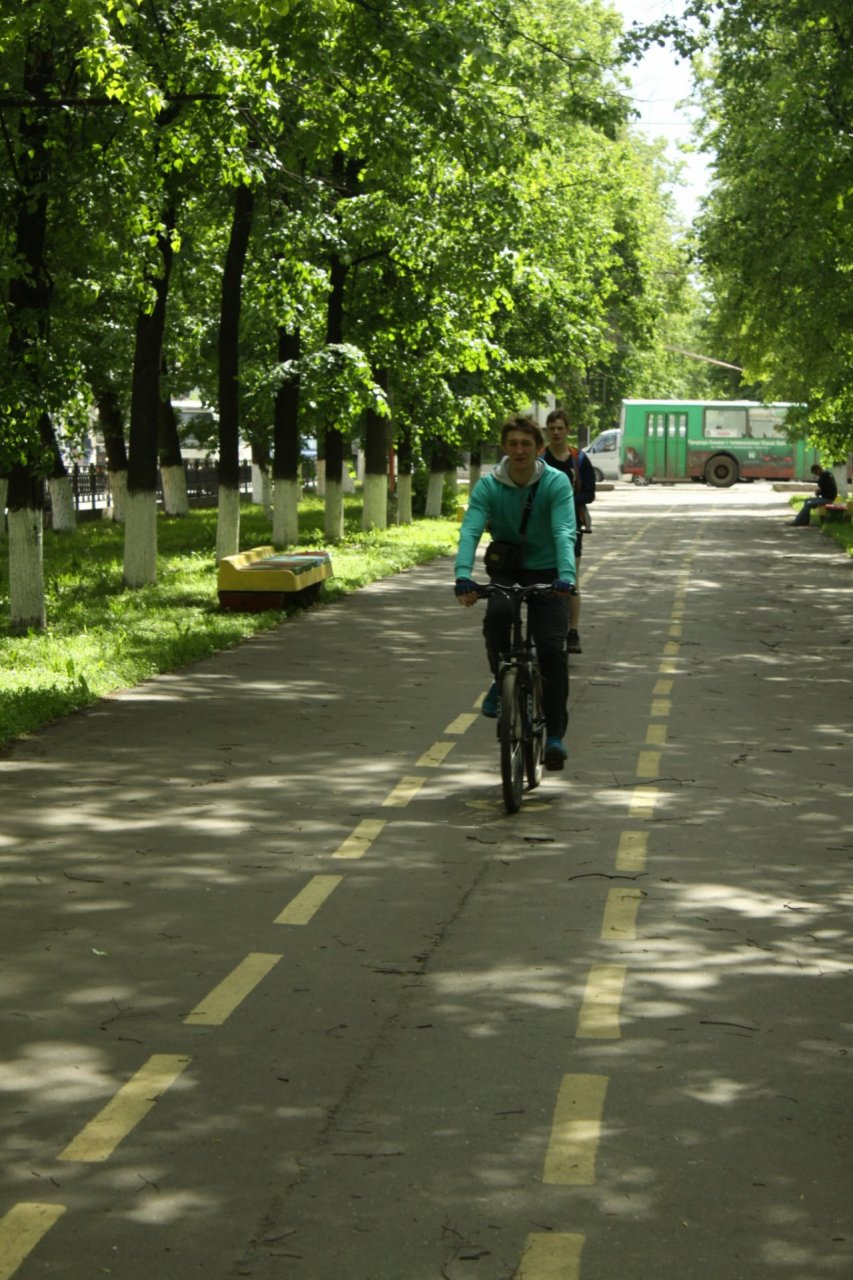 Еще и улыбался: в центре Рязани велосипедист сбил на тротуаре ребенка