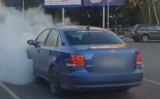 Машина из преисподней: на Московском шоссе сняли дымящийся Фольксваген