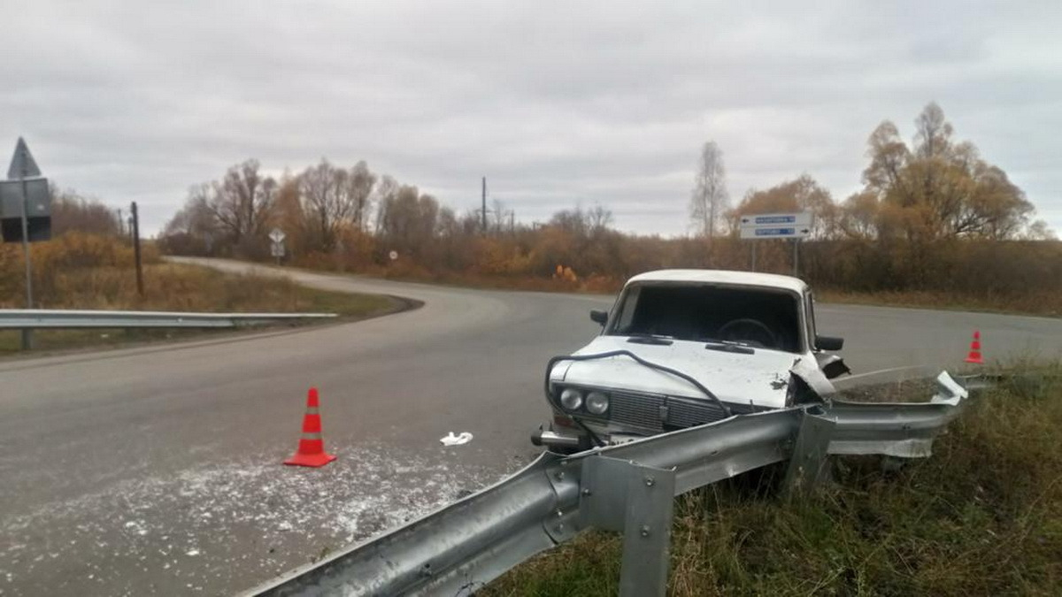 "Шестерка разбита": в Чучкове пьяный водитель врезался в дорожное ограждение