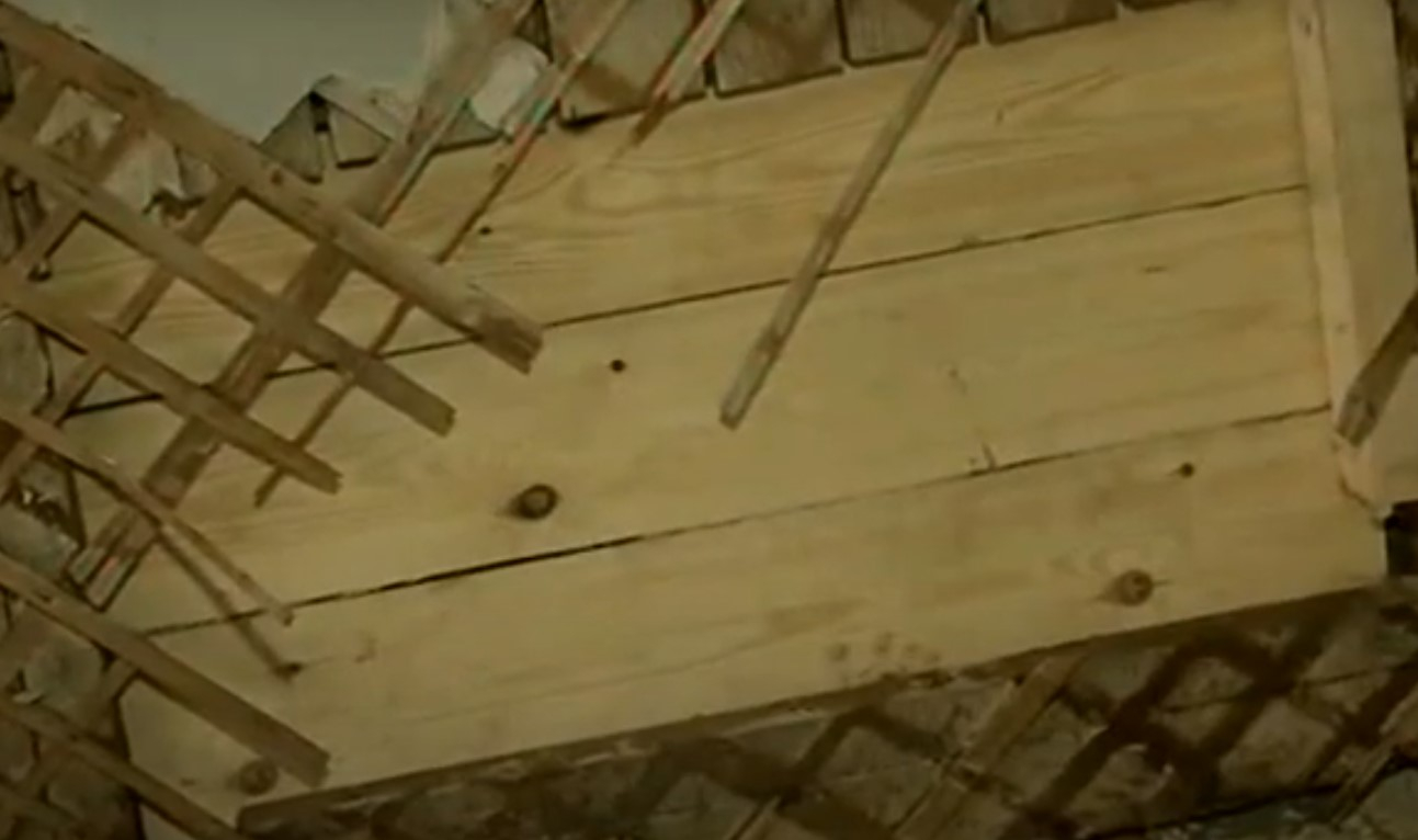 Люди винят строителей: в доме на проезде Грибоедова рухнул потолок
