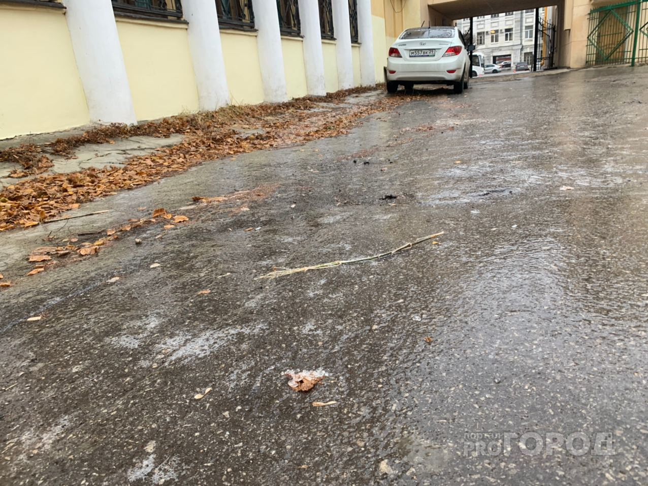 День травматолога: тротуары и дороги Рязани покрылись ледяной коркой