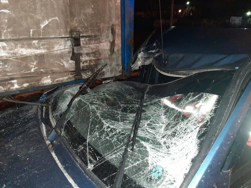 Без шансов выжить: в Рязани пассажир “Рено” погиб в страшном ДТП с грузовиком