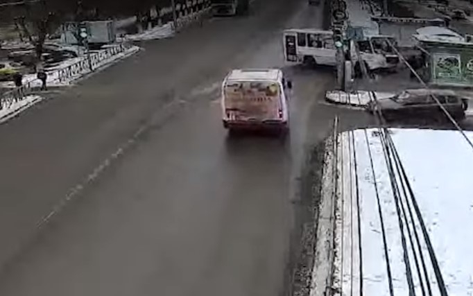 Круто занесло: автобус едва не сбил людей на остановке в Рязани