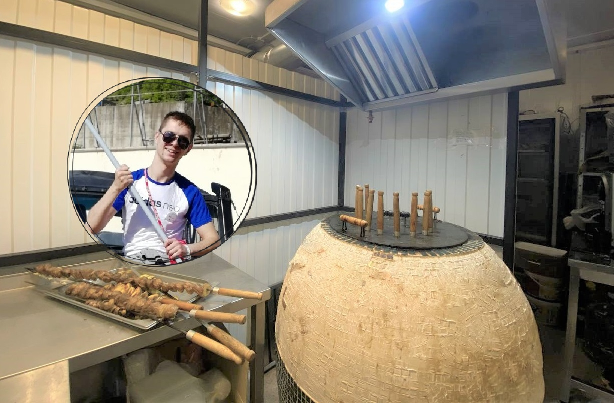 «Хочу, чтобы дети мной гордились»: парень из Рязани в 25 лет открыл тандырную и готовит вкусный шашлык