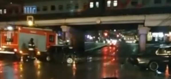 Остались без капота: ночью на Московском шоссе столкнулись две легковушки